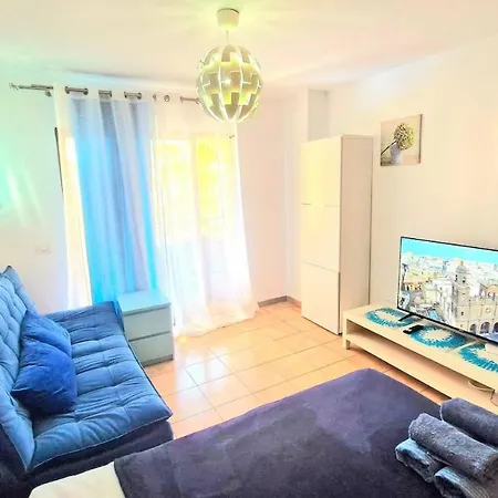 Modern In Castle Harbour شقة
